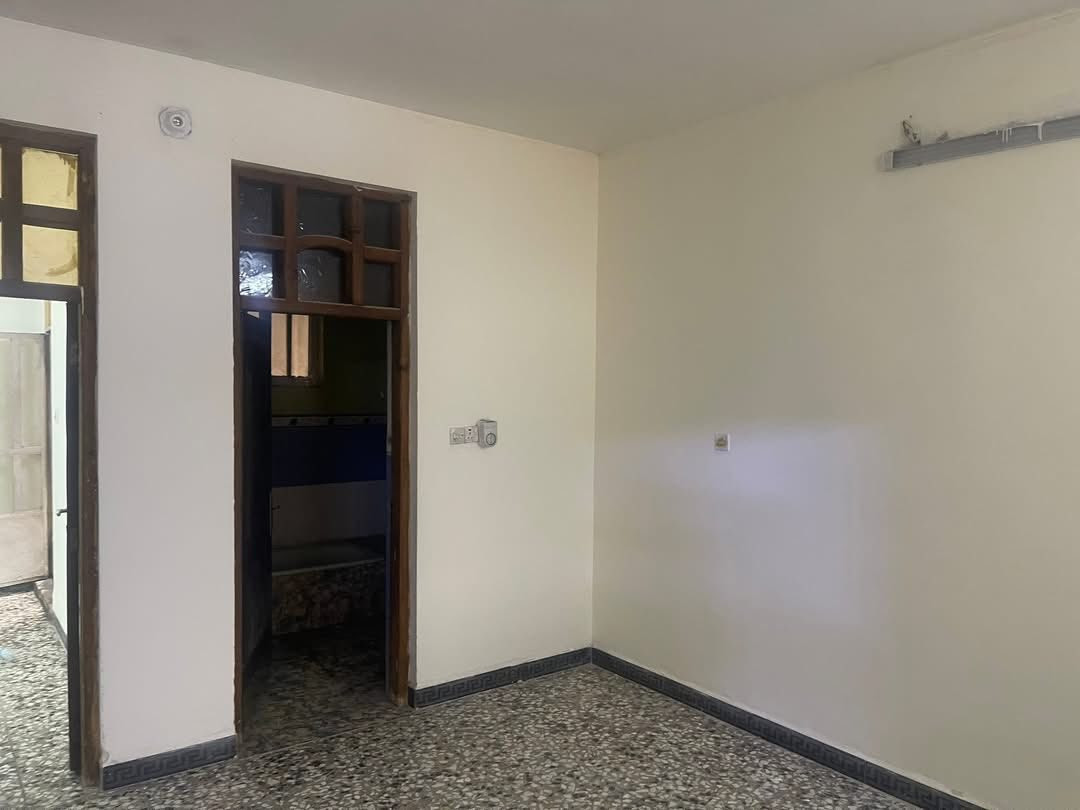 بيت للإيجار مساحة 125 م  طابق ارضي البلديات المضمار شارع الحشد 
استقبال و مطبخ و صالة كبيرة و غرفة نوم وخدمات
للاستفسار الاتصال على الرقم ***********
