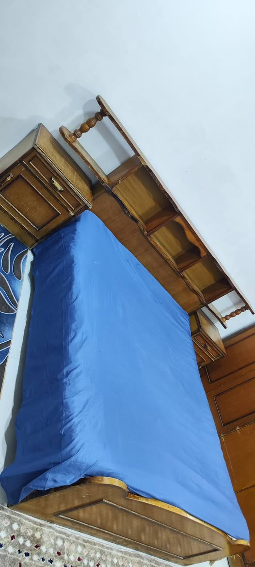 غرفة خشب للبيع السعر 300 وبيها مجال بسيط 
العنوان نجف شارع المجمعات 
((( للتواصل واتساب او اتصال *********** )))
