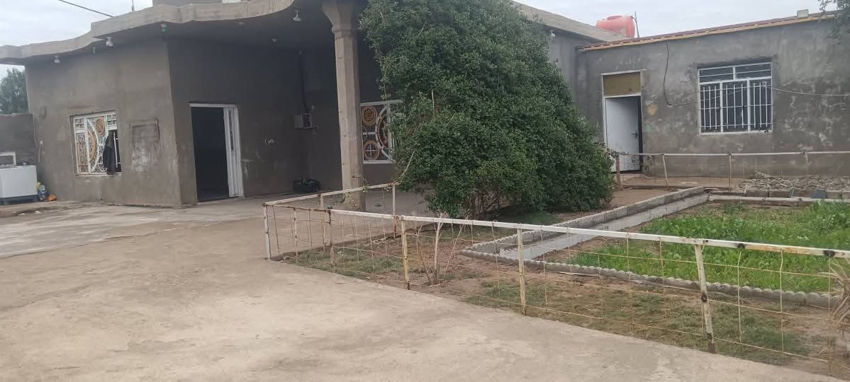 سلام عليكم بيت  البيع   كوت البسروكيه 
مساحت البناء200  متر بلوك مسلح 

مدرسه موجوده
مستشفئ موجود
قريبات ثنينهن
غرفتين   4/5
استقبال 6/4
الهول  10/4
مطبخ 4/6 المطبخ..  خارجي. سقف سندويج 
حديقه داخل البيت 200 متر السعر 30 ***********
