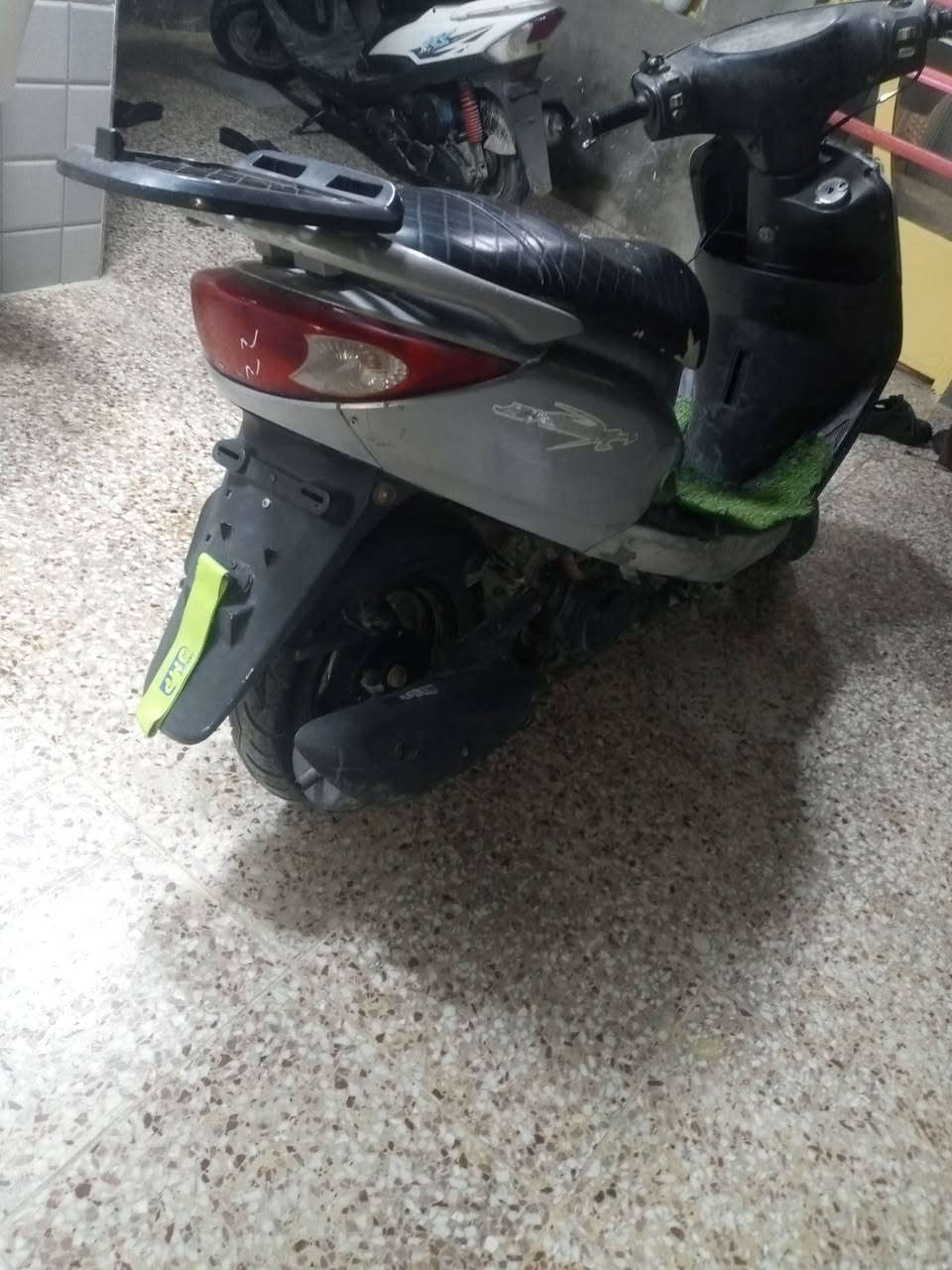 السلام عليكم دراجه بريز 
الدراجه نضيفه مبدل ولفات اصليه مال تفصيخ 
التايرات نضاف الكابريتر بلادي 
كفرات بلادي 
بريكات خلفي ومامي شفال
الدراجه عوزهه بس ستان تعليك وباتريهه ضعيف دير سلف بس الباتري ضعيف
الدراجه ناعمه تعال وفحص 
السعر 450وبيهه مجال لشراي 
مكاني الشعب 
الاستفسار ***********
