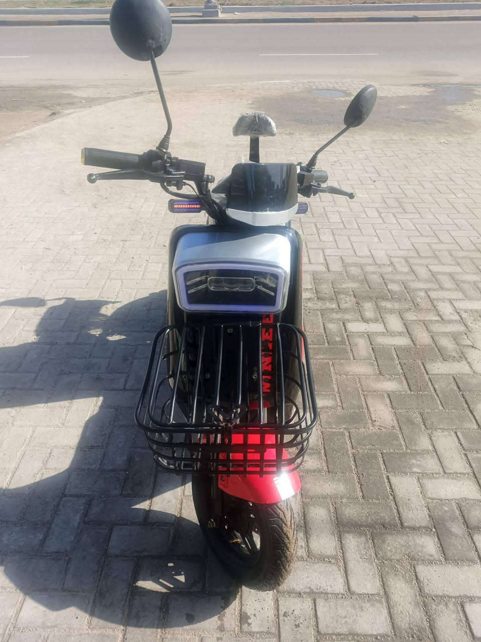 السلام عليكم 
ار مديل مديل 2025
5بطاريات حجم كبير 32 امبير 
4 نمر سرعه 109 سرعه حقيقيه 80 
دراجه مكفوله كفاله عامه ستخدام شهر ونص كهربائيات كلهه شغاله لايت عالي وناصي دبل اشاره ونشره اماميه  اشاره يمنه ويسره وهورن وبلوتوث تجي وشوف بعينك دراجه وكاله 
وياها سويجين وبصمه وكارتين وكفات  السعر 475 وبيها مجال قليل حك الجيه 
واتساب ***********
عوان بصره امن الداخلي قرب حسينيه اصحاب الكساء
