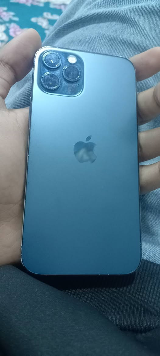 12برو
ذاكرة 128
فيس ايدي شغال 
بطارية 100 مبدل 
شرط مايعبر هوه 
شواصي مابيهن شي
السعر 270 وبي مجال 
واتساب و اتصال
***********
