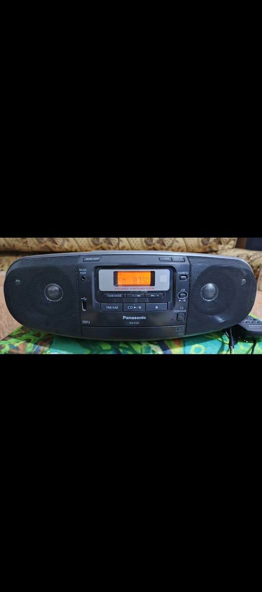 السلام عليكم .
جهاز ستيريو باناسونيك حديث بمواصفات وصوت غاية في الروعة ...الجهاز نظافة ممتازة جدا جدا … وياه ريموت اصلي وكيبل الكهرباء…استيراد الكويت وليس اوربي .  المواصفات :
مشغل اقراص CD و MP3 .
مسجل كاسيت بيه خاصية التسجيل الداخلي من الراديو او الاواكس او القرص او الفلاش رام ...
                   تسجيله ممتاز .
راديو باحث AM+ FM  سحب جدا ممتاز مع خزن قنوات مفضلة .
فلاش رام .
اواكس مضخم تكدر تربط النقال او اي جهاز اخر 
مع خاصية ايكولايزر للتحكم بالصوت و بيز التضخيم وتربل تنعيم الصوت مع ستابلايزر مقسم للصوت .
شغل الجهاز جدا ممتاز وصوته عالي و غاية في الوضوح والتجسيم .
السعر  ٦٠ الف نهائي .اخوان رجاءا ..للاستفسار او المراسلة موجود خاص او *********** البصرة 
موجود توصيل شركة .
