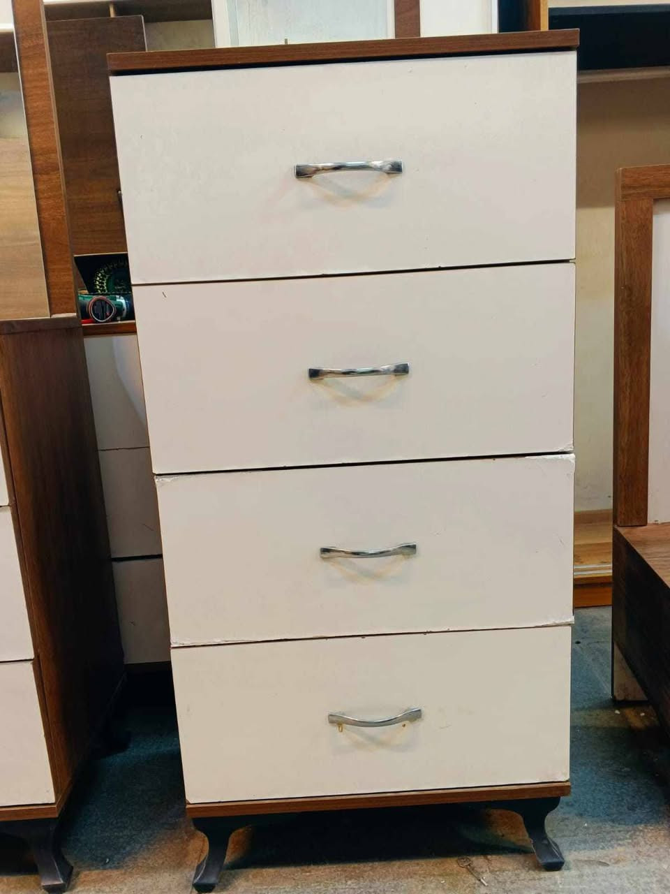 غرفة نوم مستعملة🇹🇷
 نضافة 90 ٪💯فول نضافه
عدد القطع /7
نضام / سلايت💢
سعرها 400قفففل💸
شد ونقل داخل بغداد مجاني🚛
يوجود توصيل محافضات 🚛


**إذا كنت صاحب هذا الإعلان وتريد حذفه لأي سبب، رجاءا أرسل رسالة إلى الدعم الفني**