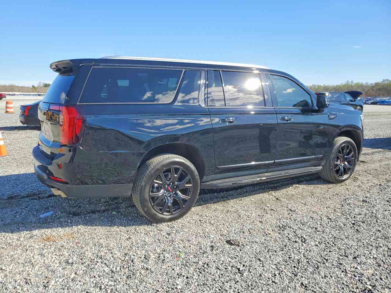 🚨 تنويه مهم
هذه السيارة معروضة في المزاد الأمريكي 🇺🇸
والمزايدة والشراء تتم عن طريق مكتب الباخرة للمزادات 🇮🇶
🔥 تدخل بكتاب الشهداء
───────────────
🚗 نوع السيارة:2025 GMC YUKON
📅 تاريخ المزاد:الاثنين 23-03-2026
💰 السعر: يتحدد داخل المزاد
📊 الممشى:6049 ميل فعلي
🛠️المحرك: 8 سلندر /  لتر
───────────────

🔥 مجاناً مجاناً مجاناً
📄 تقرير كارفاكس مجاني بدون أي مقابل
───────────────

🚗 سحب السيارة خلال 24 ساعة من وقت التسديد
💸 حسابات مخفّضة وعمولات أقل من السوق
───────────────

🚢 الشحن متوفر من:
🇺🇸 🇨🇦 جميع الولايات الأمريكية والكندية
➡️ شحن مباشر إلى العراق
➡️ العقبة – جبل علي – ميرسين
───────────────

🛃 تخليص كمركي كامل من ميناء أم قصر
🏔️ تخليص كمركي إلى إقليم كردستان
🇯🇴 شحن مباشر إلى عمّان (العقبة)
🇹🇷 شحن إلى ميناء ميرسين – تركيا
───────────────

🏢 فروع الشركة:
📍 الفرع الأول: بغداد – السيدية – الإعلام
📍 الفرع الثاني: الإمارات العربية المتحدة – الشارقة – الصناعية 4
───────────────

👥 مجموعة البيع والشراء:
https://www.facebook.com/share/g/17pXXBgeeU/?mibextid=wwXIfr

───────────────

🎵 TikTok:
https://www.tiktok.com/@al_bakhera?t=8qGOLioZlVE&_r=1

───────────────

📞 للاستفسار والتواصل:
+9647739115599


**إذا كنت صاحب هذا الإعلان وتريد حذفه لأي سبب، رجاءا أرسل رسالة إلى الدعم الفني**