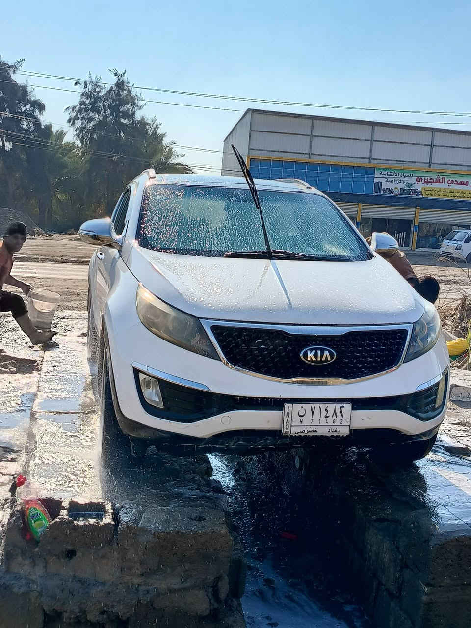 السلام عليكم
‏سبورتج بانوراما خليجي 2011 ماشية 159
‏كير محرك مكفولات , محرك 2000
‏بيهه نص باب السايق صبغ والباقي موضح بالصور 
‏منظومة تبريد جديدة بشهر السابع شديتهه
‏زوج تايرات امامي جديد 
‏صالنصة جديدة ، راديتر جديد 
‏سنوية بأسمي 
‏مكاني بغداد ، حي الاعلام
‏***********
‏السعر 133
‏
