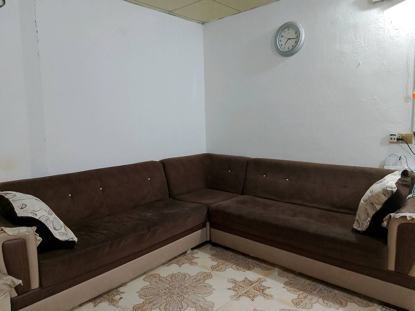 كنبه من 3 قطع مستعمل نضيف 
السعر 40 الف عراقي قابل للتفاوض 
 العنوان اربيل 