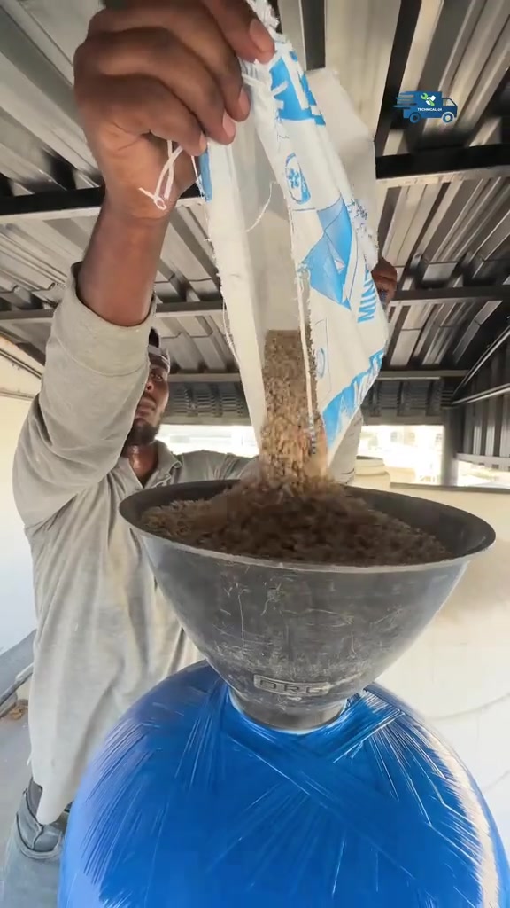 استثمر صحة عائلتك 
💧 تأثير المياه غير المفلترة على الشعرالجفاف والبهتان: المعادن الثقيلة والكلور تجرد الشعر من زيوته الطبيعية، مما يجعله جافاً وباهتاً.التقصف والتساقط: تراكم الترسبات يضعف بصيلات الشعر ويزيد من احتمالية تكسره وتقصف أطرافه.تغير لون الشعر: قد يتفاعل الكلور مع صبغات الشعر، مما يؤدي إلى تغير لونها أو بهتانها سريعاً.✨ تأثير المياه غير المفلترة على البشرةانسداد المسام: الشوائب والصدأ قد يستقران في مسام البشرة، مما يؤدي إلى ظهور الرؤوس السوداء والبثور.التهيج والحساسية: الكلور والمواد الكيميائية تسبب جفاف الجلد وتهيجه، خاصة لأصحاب البشرة الحساسة أو من يعانون من الأكزيما.تسريع ظهور التجاعيد: جفاف البشرة المستمر الناتج عن المياه القاسية يفقدها مرونتها الطبيعية، مما يعجل بظهور علامات الشيخوخة المبكرة.
للتواصل و الاستفسار الاتصال على الرقم التالي :
***********
