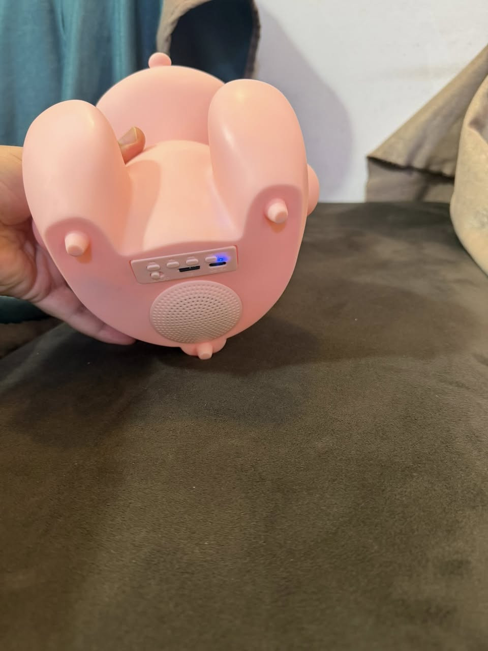 محتار في هدية مميزة ومختلفة؟ 🎁🧸
النص:
جبنالك سماعة البلوتوث "الدبدوب"  مكبر صوت بلوتوث وردي لطيف على شكل دب. يحتوي على مكبر صوت في الأسفل، ومنفذ USB، وفتحة لبطاقة SD، مما يتيح استخدامات متعددة. كما أنه يُعد قطعة ديكور مميزة في غرفة الأطفال.اللي بتجمع بين الشكل الكيوت والأداء القوي! مثالية للأطفال، المراهقين، أو حتى كديكور ينور مكتبك.
✅ صوت واضح جداً وباس قوي.
✅ سهلة الاقتران مع أي موبايل أو تابلت.
✅ خفيفة الوزن وتقدر تاخدها معاك في أي مكان.
✅ خيارك الأول لهدايا أعياد الميلاد والنجاح.
 السعر ٢٥ ألف 
الحجز ع الخاص 
متوفر توصيل


**إذا كنت صاحب هذا الإعلان وتريد حذفه لأي سبب، رجاءا أرسل رسالة إلى الدعم الفني**