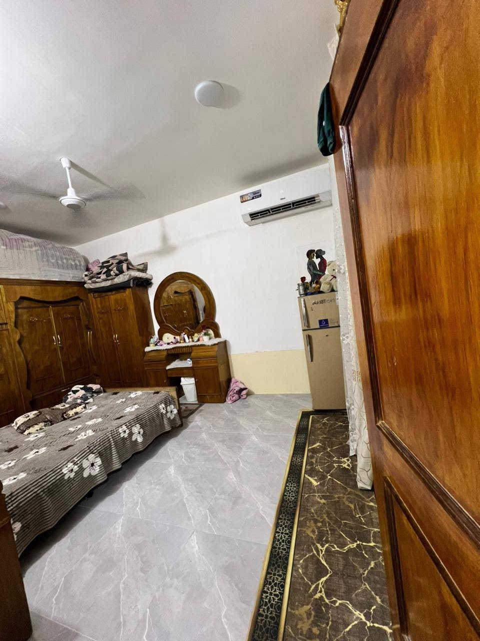 بيت مساحه200حي السلام 2(حي سكينه)قريب على الشارع بناء حديث يتكون من غرفتين نوم +صاله وهول ومطبخ واستقبال وحمام داخلي السعر 42تفاصيل اكثر اتصل ***********
