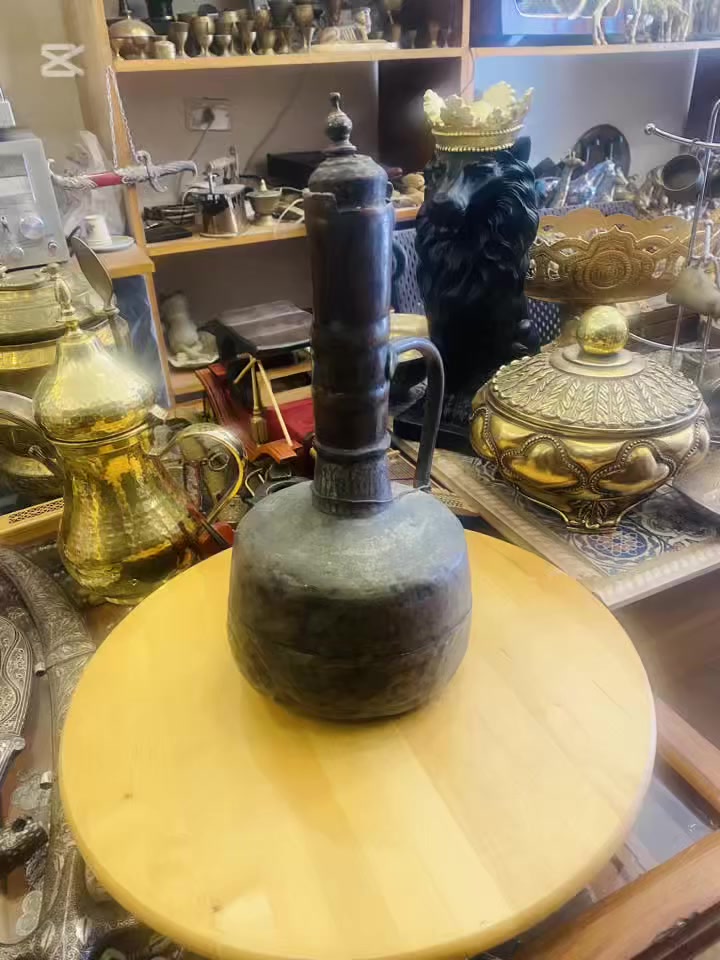 قطعة تراثية أصلية تحمل روح الزمن وعبق الماضي الجميل…
دلة يمنية قديمة مصنوعة من النحاس الثقيل، بتصميم كلاسيكي مميز (قاعدة عريضة ورقبة طويلة) يعكس أصالة الضيافة العربية.
عمر تقريبي: 80 – 100 سنة
حالة ممتازة طبيعية (أثر الزمن الحقيقي)
حجم مميز وثقيل – ليست قطعة خفيفة أو حديثة
قطعة مثل هذه لا تتكرر بسهولة
 Generations Antique 
0776881096


**إذا كنت صاحب هذا الإعلان وتريد حذفه لأي سبب، رجاءا أرسل رسالة إلى الدعم الفني**