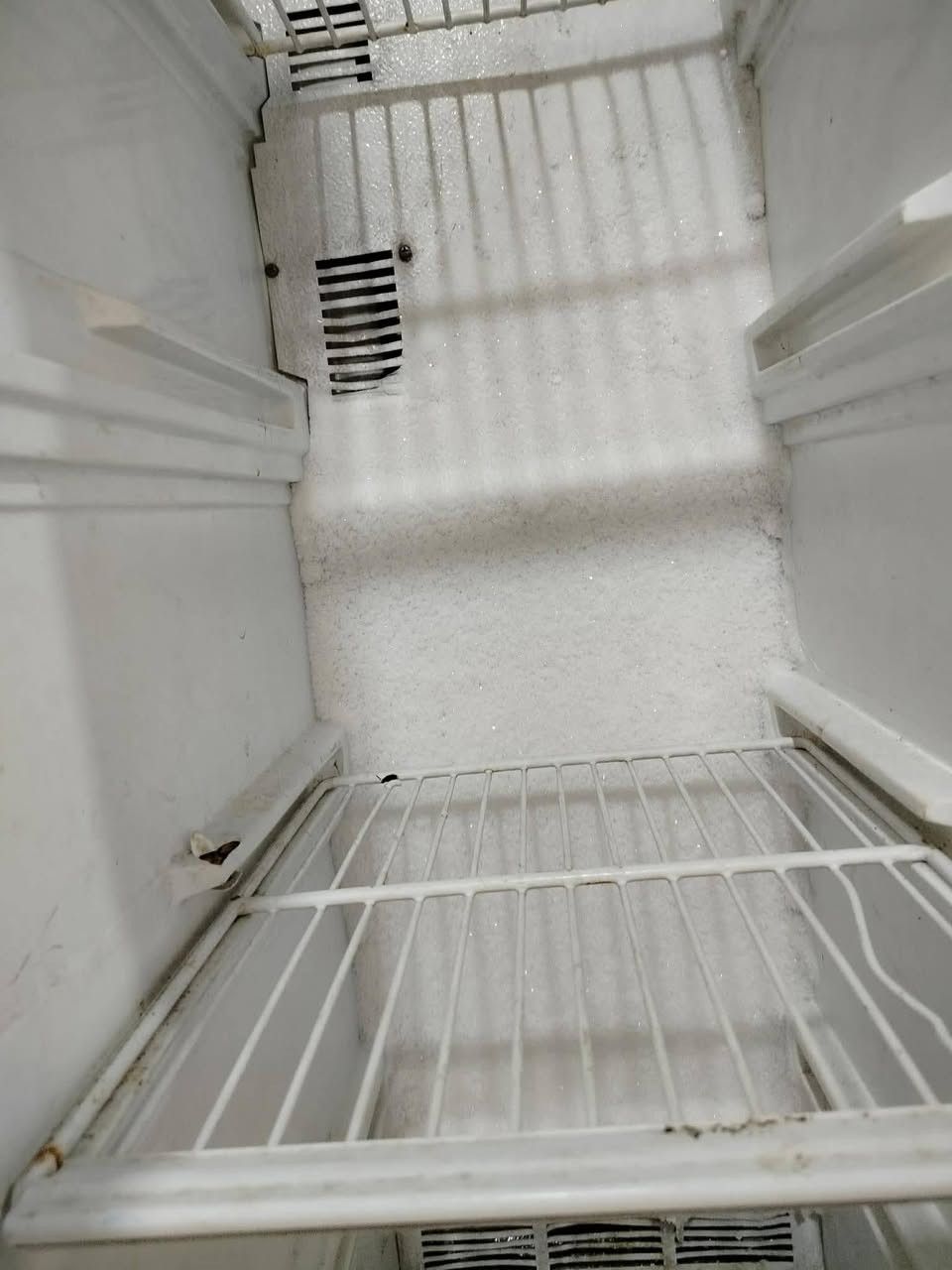 ثلاجه وهم مجمده سعرها ١٢٥ وبيها مجال مكان قرقوش   رقم تليفون ***********
