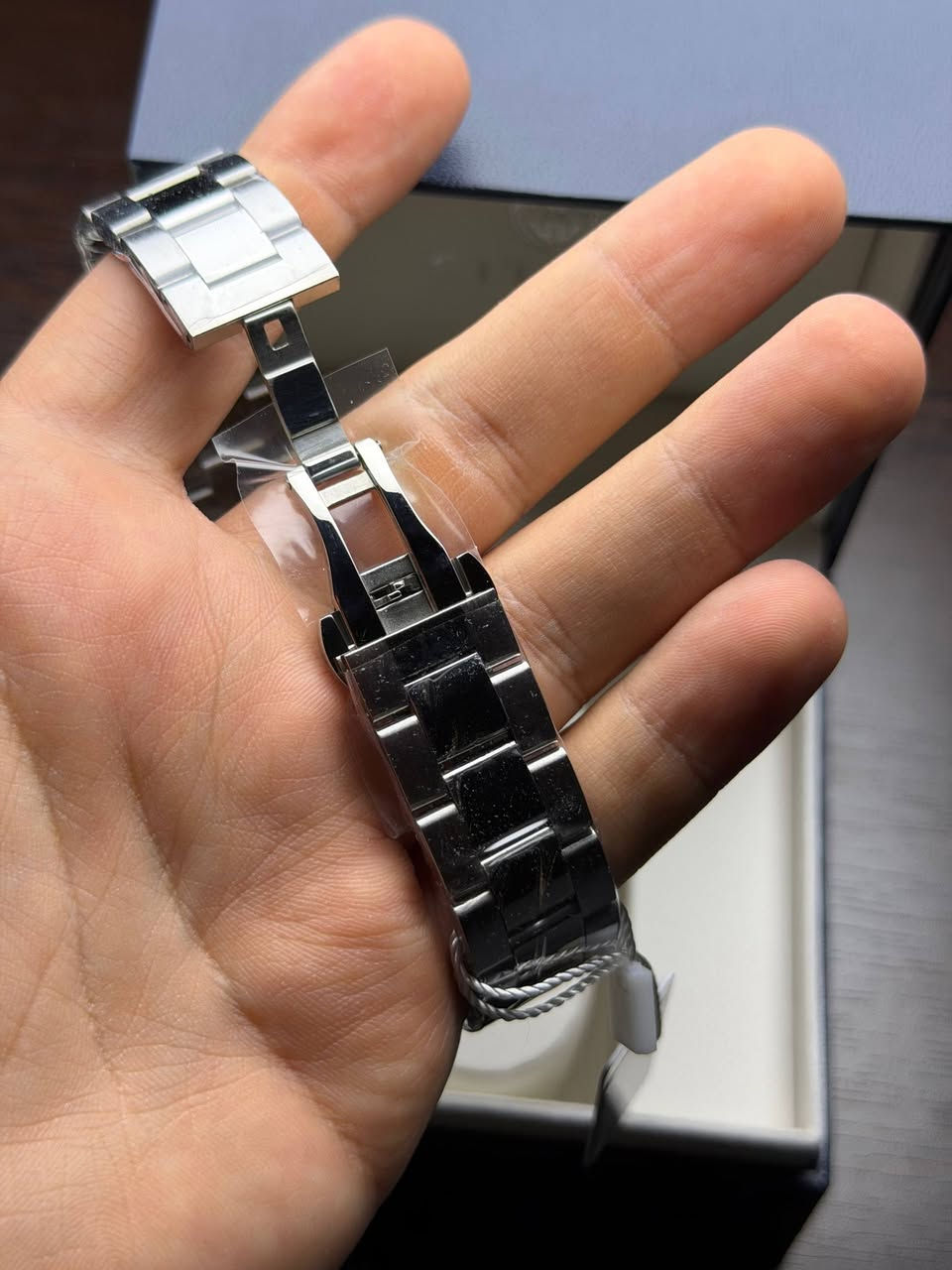 CITOLE 
فرنسي اصلي وكالة غير مستخدم 
كاملة المرفقات الاصلية العلبة + الكتلوك والضمان
رقم الموديل  CT-2002G
مينا مميزة جداً  
طوق دوار سيراميك
نافذ شهري
ارقام واميال لامينوس 
زجاج زفير كرستال مقاوم للخدش 
ستانلس ستيل بالكامل 
مقاومة للماء 30 متر 

السعر 75 الف على اول تم


**إذا كنت صاحب هذا الإعلان وتريد حذفه لأي سبب، رجاءا أرسل رسالة إلى الدعم الفني**