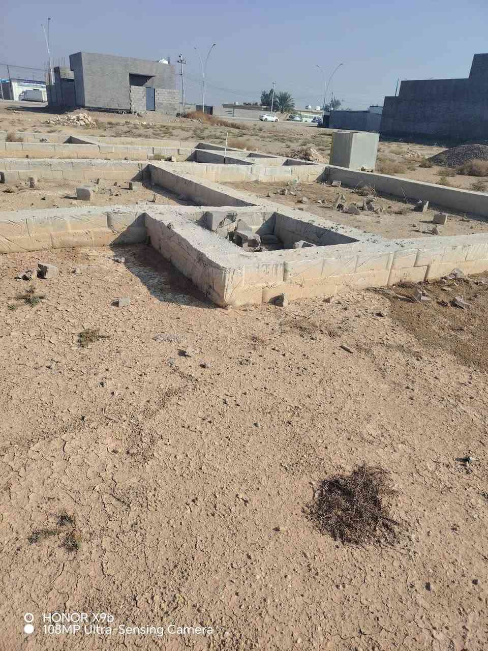 قطعة ارض للبيع ركن  … تبعد عن شارع السايدين 100 متر 
متوفره فيها 
المساحة ( 250 ) متر / وجه 12  نزال 23 على شارعها ( 10) متر     
الأنبار _ رمادي _ زنكوره 
السعر  /  12  مليون  وبي مجال 
للتواصل : *********** واتساب
