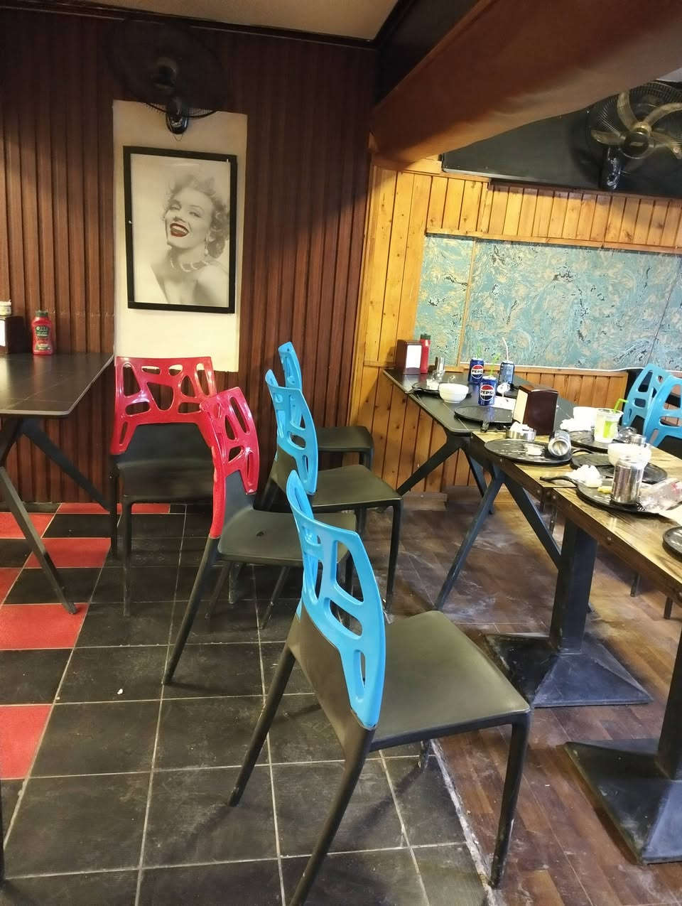 السلام عليكم 

كراسي  مستعملات للبيع العدد 50 نضيفات كلش قبل شهر اخذتهن عضم عاج الموقع بغداد شارع فلسطين للاستفسار

***********
