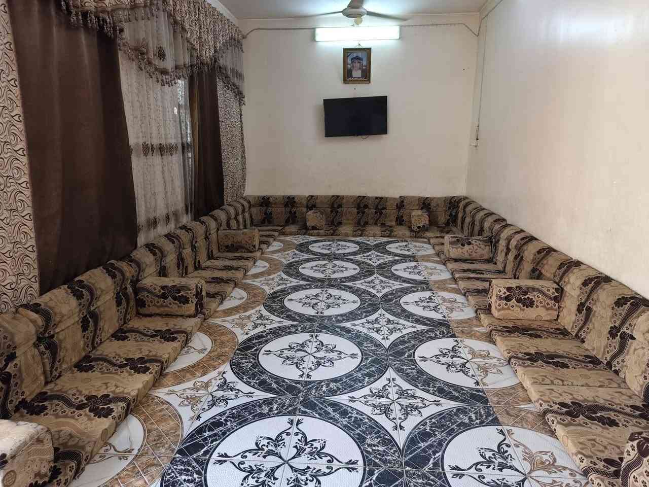 سلام عليكم بيت بحي اسعود مساحه 240 بناء طابوك ارضيه رباط صب  وسكف عكاده ستقبال 8 عرض 4 غرف 2 طول 5 عرض 4 مطبخ طول 7 صاله طول سبعه ونص ***********
