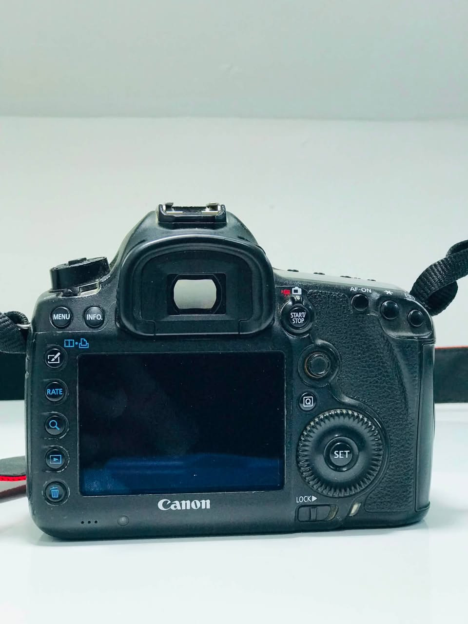 للبيع
كامره كانون 5d mark3

ملحقاتها

 عدسه سيكما 70-300

شاحنه

بطاريه

رام 64GB

السعر 700 وبيهه مجال للشراي يدلل عليه 

المو شراي لا يتعبني ولا يعلق

للاستفسار اكثر على الخاص او اتصل على الرقم ***********
