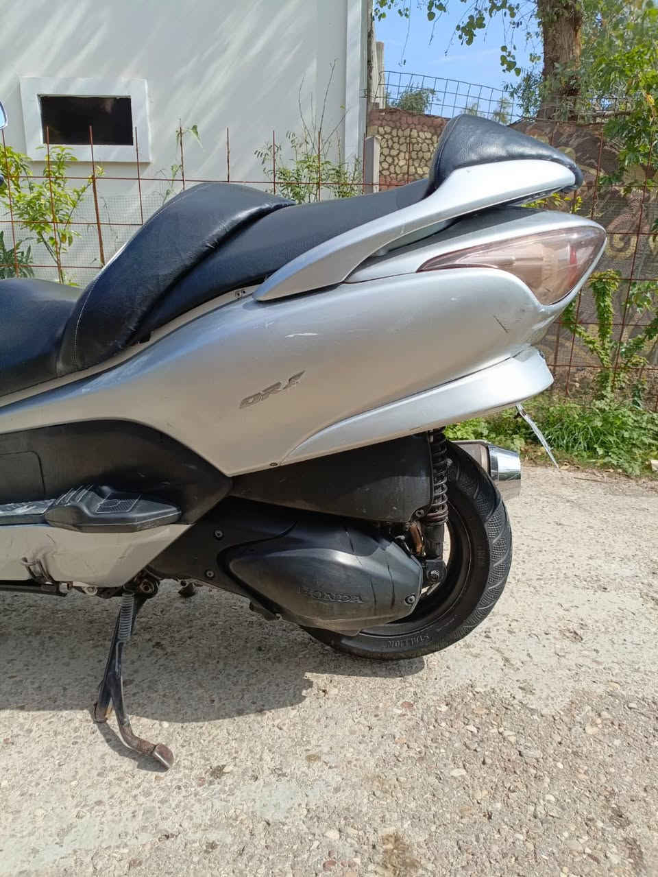 السلام عليكم 
دراجه فورزه 09

دراجه حلوه ناعمه بشكل 

دوسات نيكل 

سماعات بيها 

ستان حساس 

كلوب جنطه 

مري نيكل 

رون واحد ونص عدل دراجه ماشيه ٦٠ حقيقي دراجه مامتعوبه 
نضيفه كفراتها نضافتهن ٩٠ بل ١٠٠ كرستال تخم تاير 
سعر ١٣٠٠ وبيها مجال بسيط ***********
