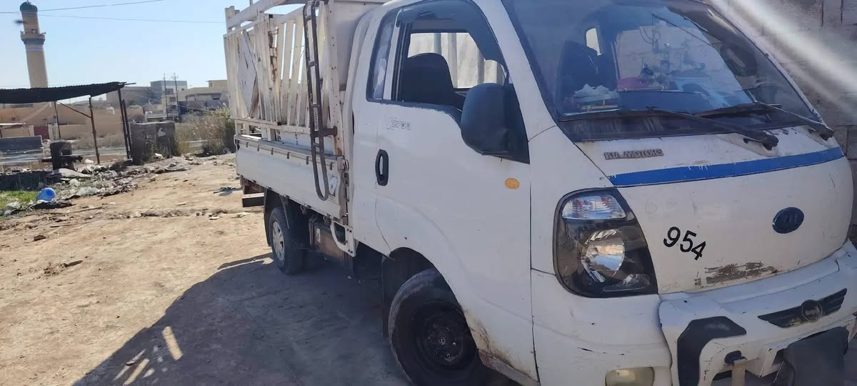 سلام عليكم كيا موديل 8 رقم واسط سياره بلاديه عده الدوسات معمره السعر ٨٥وبيه قليل *********** مكان السياره بغداد
