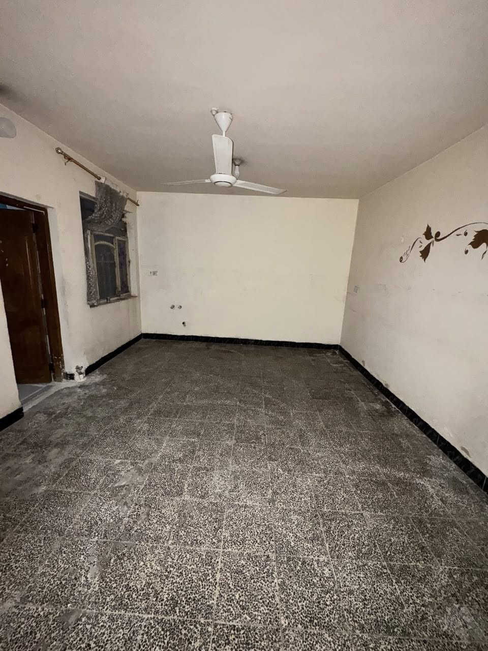 للإيجار بيت طابق أول معزول عزل تام
غرفة نوم + صالة + مطبخ + خدمات
البيت نظيف جداً 
ايجاره 650 الف وبي مجال
***********
