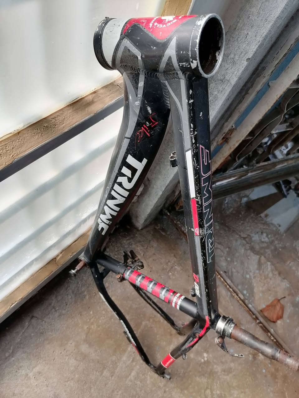 السلام عليكم فريم حجم ٢٦ معدن المنيوم مخزن بإذن بايدار بولبرن مع نقال امامي  وزن  الفريم كيلو  تقريبا سعر ٤٠ مكاني الاثورين الدوره ***********
