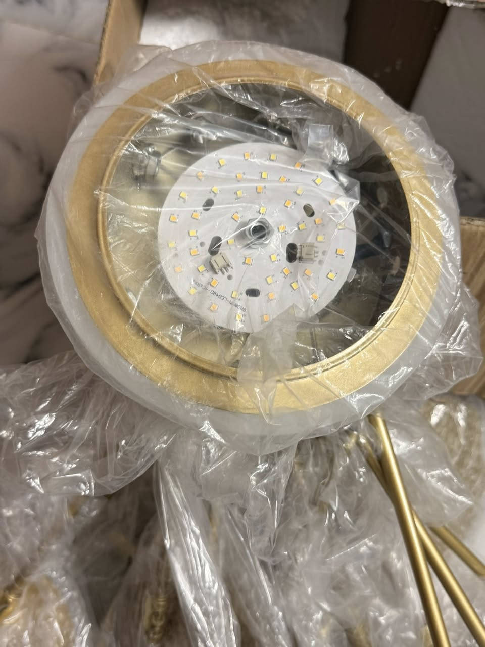سلام عليكم ثريا سقفيه مودرن حديثه اضاءه LED تتكون من 14 قطعه اناره وتغير الالوان وتحكم عن بعد وطوله 120cm قطعه ضخمه وجديده غير مستخدمه شغاله سعره 50 تواصل خاص او واتساب ***********
