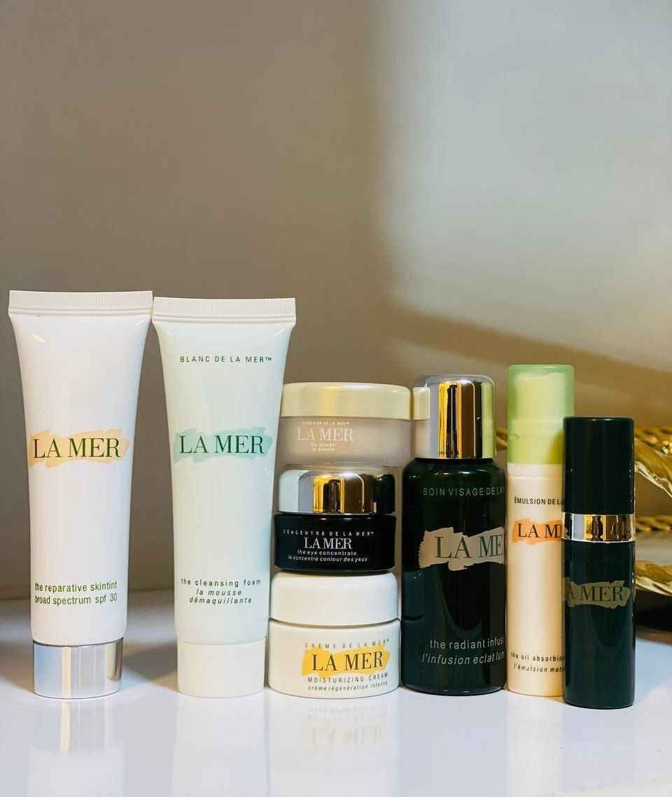 توفر بكج البراند العالمي ماركة LAMER متكون من ٨ قطعه مهمه للبشرة تدعم البشرة التعبانة من مستحظرات التجميل والكريمات المضره بالبشرة ستلاحظين الفرق من أول استعمال

مكون من 👇:-
✔️1-كريم تحت العين للتخلص من الهالات السوداء 
✔️2-كريم مرطب لإصلاح تلف البشرة 
✔️3-سيروم مرطب بعمق للبشرة 
✔️4-سيروم مكثف مجدد للخلاية
✔️5-واقي شمس حماية 30 SPF من الشمس
✔️6- باودر الامتصاص الدهون بسرعة 
✔️7-مرطبة للبشرة الجافة والحساسة
✔️8-غسول رغوي ينظف البشرة بعمق 

⭕تساعد هذه التركيبة الحاصلة على براءة اختراع والتي تحتوي على خلاصات تعمل على تقوية وحماية حاجز رطوبة البشرة بحل جميع مشاكل البشرة 

✅بكج La Mer  يُرطب البشرة بقوة، مصنوع من الهيماتيت والمعادن المشحونة مغناطيسيًا، للمساعدة في إخفاء الهالات السوداء وتغير لون سطح البشرة والمظهر غير المتجانس. ويخفف مظهر الخطوط والتجاعيد. مع مرور الوقت، سيضفي الكريم على بشرتك مظهرًا أكثر صحة ونعومة وتوهجًا. ويعمل هذا البكج القوي المضاد للشيخوخة على تحسين علامات الشباب الرئيسية للبشرة يعطي إشراقة ومرونة وثبات لون البشرة ونعومة 

✔️"جمال بشرتك يستحق الأفضل، جربي الآن العناية التي تحتاجها بشرتك لتصبح أكثر صحة وحيوية.
#الاصلي المنشأ امريكا 🇺🇸💯" الفلوجة, الأنبار


**إذا كنت صاحب هذا الإعلان وتريد حذفه لأي سبب، رجاءا أرسل رسالة إلى الدعم الفني**