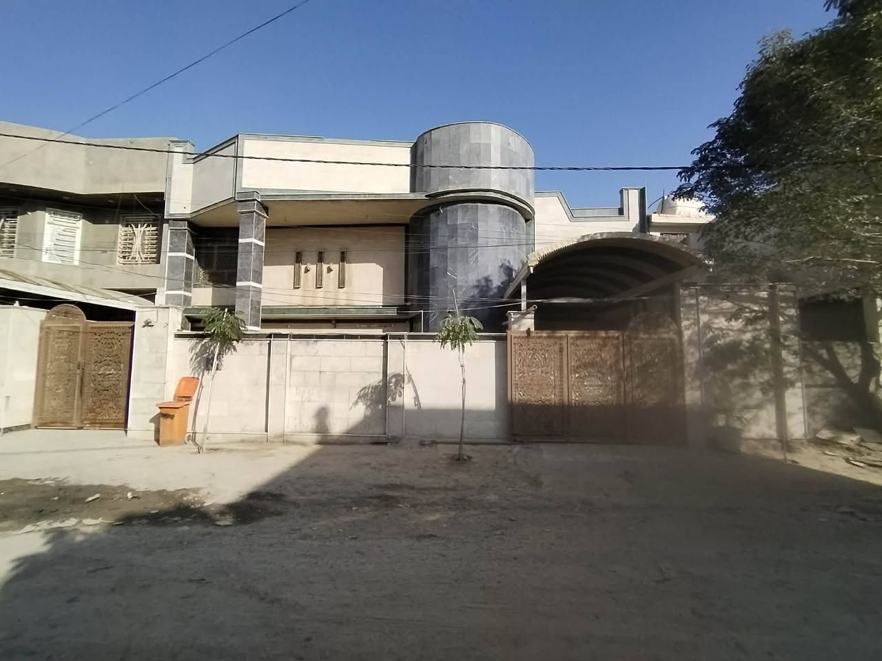 السلام عليكم منزل للبيع مساحه ٣٢٠طابقين ٥ غرف نوم الموقع المهندسين قرب شارع٨٠ الاستفسار الاتصال على الرقم ***********
