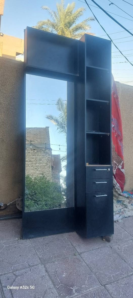 سلام عليكم
متاح ميز حلاقه عدد ٣ 
مثل ماواضح ب الصور 
مكاني بغداد حي الجهاد ***********
السعر ٢٠٠ قفل جوه السوك اليريدهن يتصل او يراسل
