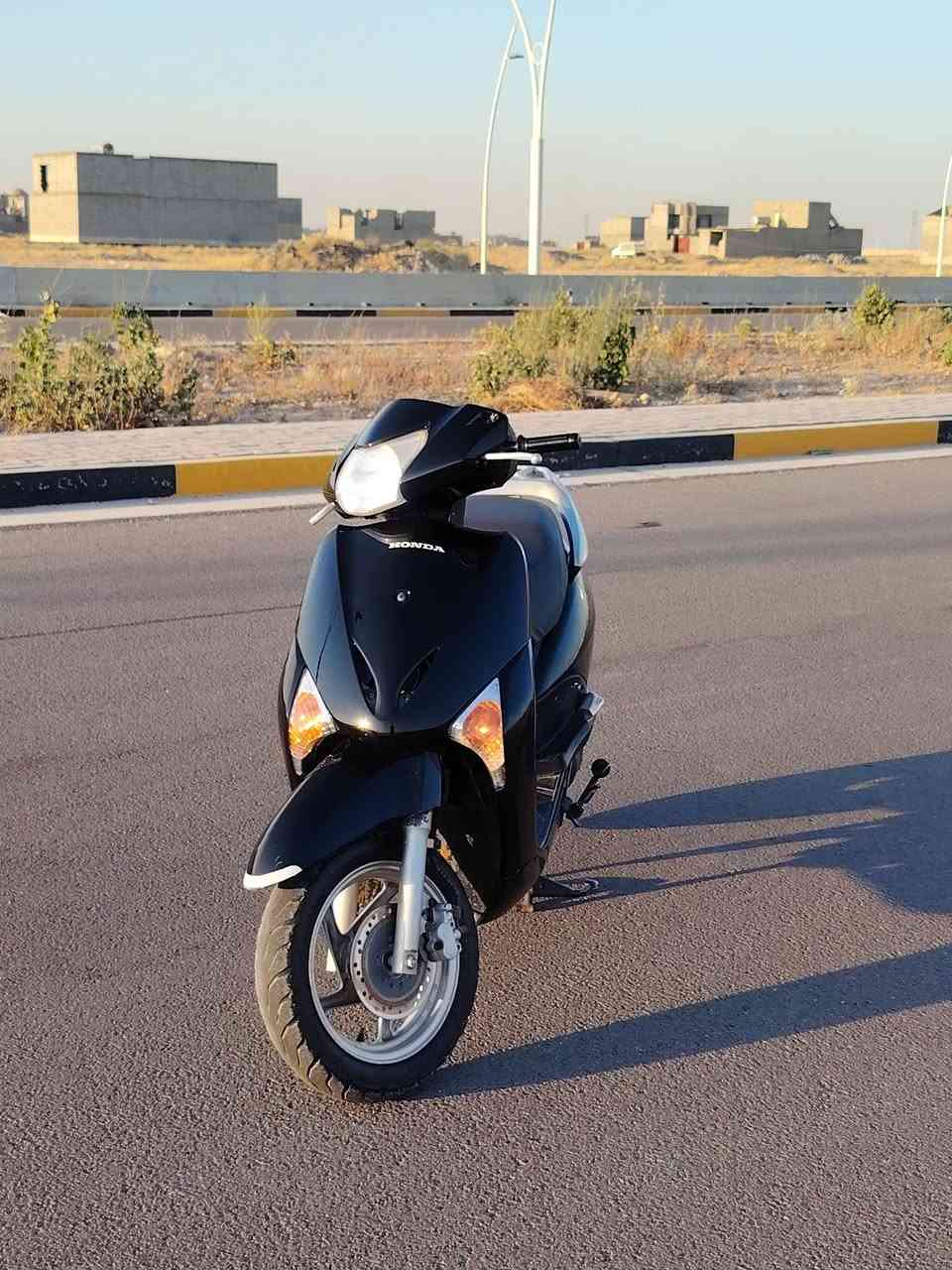 السلام عليكم 
ليدي حديث للبيع 
بيع فقط ب 750 وبي مجال شي قليل 
نضافه بل 100/100
لايت زنون كله شغال 
الاتصال عل هاذه الرقم ***********
