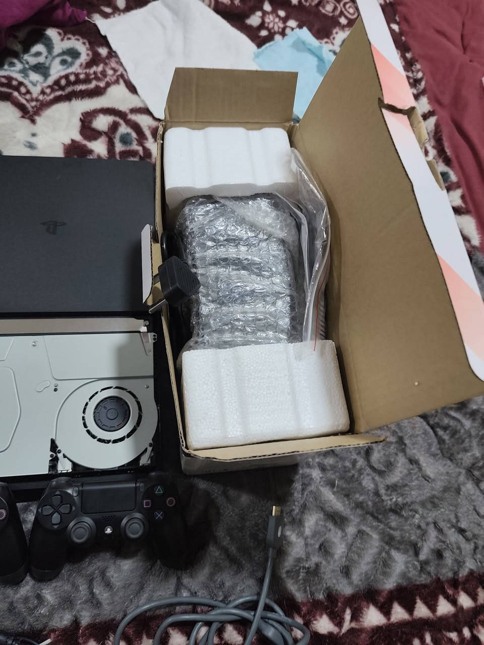 بلي 4 سلم مهكر استعمال ٣ ايام فقط جديد لوك ستيكر مع العاب كامل مكمل دبل جوستك اصلي هار خارجي مع يوبي اس اصلي جديد بكارتون مستعجل عليه توصيل متوفر ابيع شلع قلع بس شراي يجي واتساب لو يتصل فقط ***********
