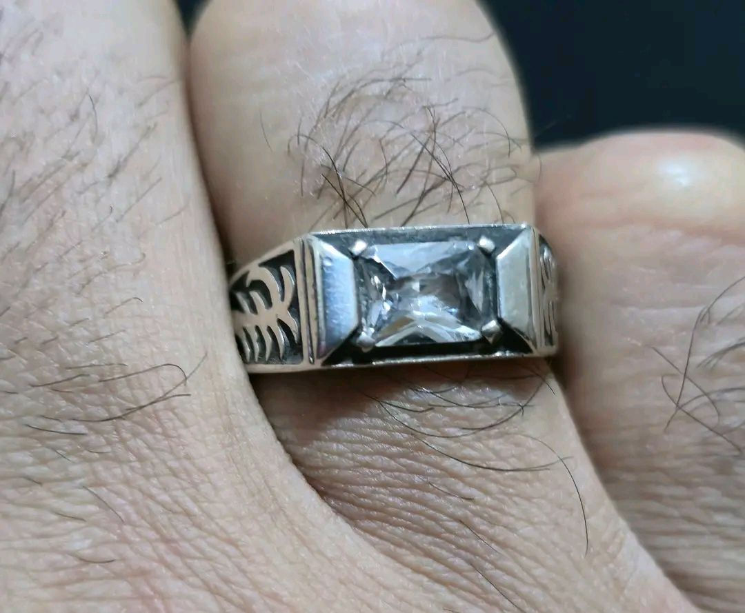 موزنايت 
قطعة في منتهى الجمال والروعة 
فضه ٩٢٥ 
مقاس الخاتم ٢١ 
مقاس الحجر ٨ ملم


**إذا كنت صاحب هذا الإعلان وتريد حذفه لأي سبب، رجاءا أرسل رسالة إلى الدعم الفني**