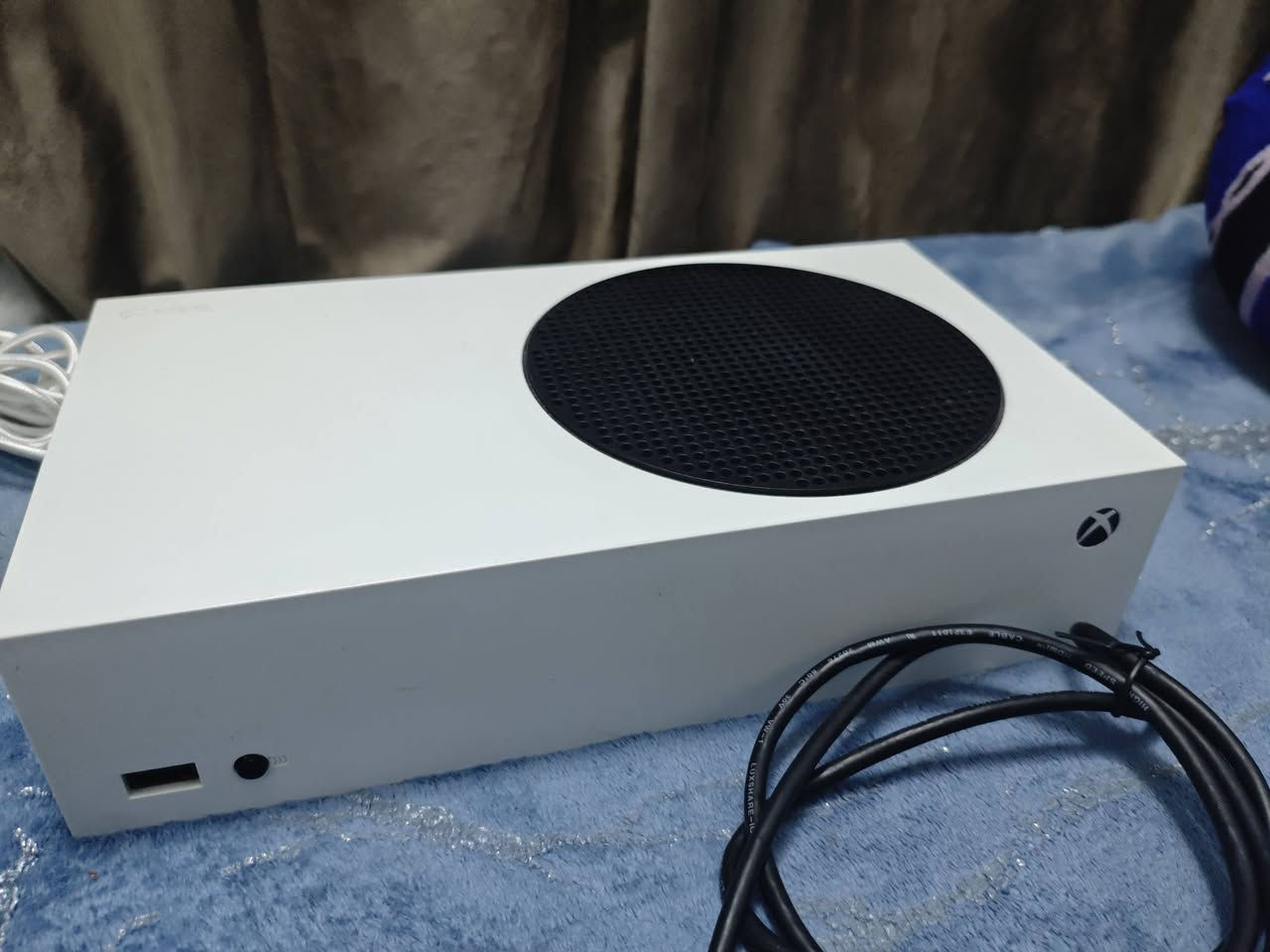 Xbox s.s نظيف جداً غير مفتوح كفالة
بي اشتراك كيم باس 
مع يدتين يدة الجهاز الأصلية ويدة كيم سير بيها اشتراك شهر كيم باس غير مفعل مع شاشة بالمواصفات الموجودة كداكم بيها ضمان 
مع بطاريات وشاحنة بطاريات
575
مكاني ميسان حي الحسين 
***********
