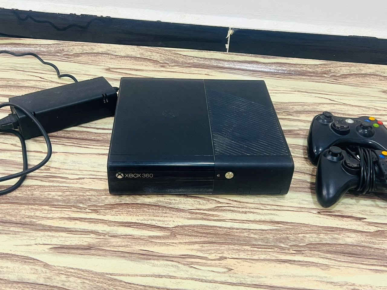 جهاز اكس بوكس 360 سوبر سلم 
جهاز شغال و نظيف 
كامل ملحقات  وياه يدات 2 بس 1 تشتغل 
السعر 125 
الارقم ***********
