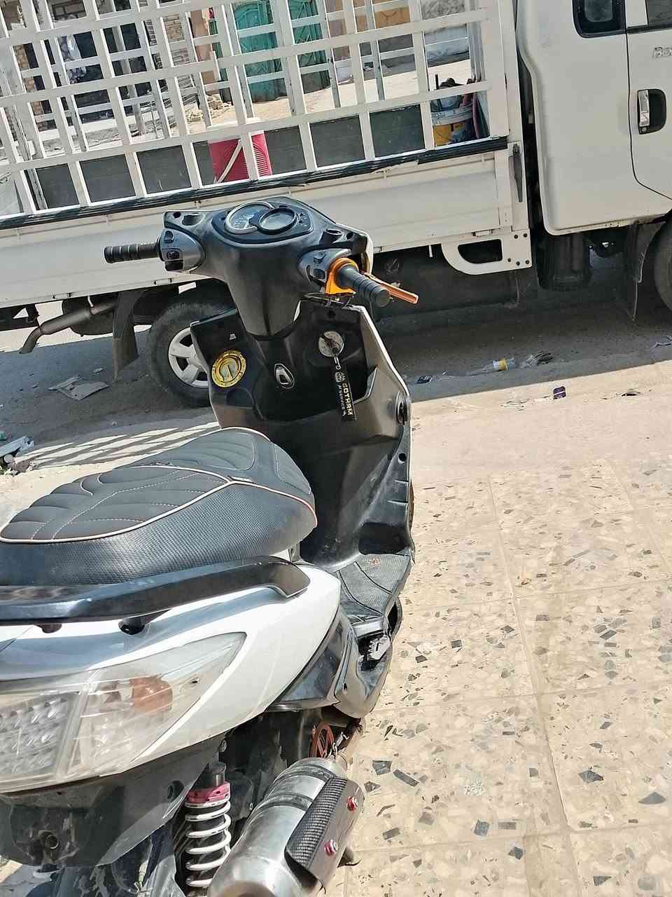 السلام عليكم سكنس فحل نوزل طلاعات خطين  طلاعات رياضي وصدر رياضي ويل مزوعه غراض كدام عينك كلجات اصليه ب٢٠٠ ماخذهن يدات وفلاوين وقبق بانزين وقطرات وفراك سعرها 925 وبيها مجال بسيط للشراي لو مراوس حسب القناعه بسكنس رقمي *********** مكاني العبيدي
