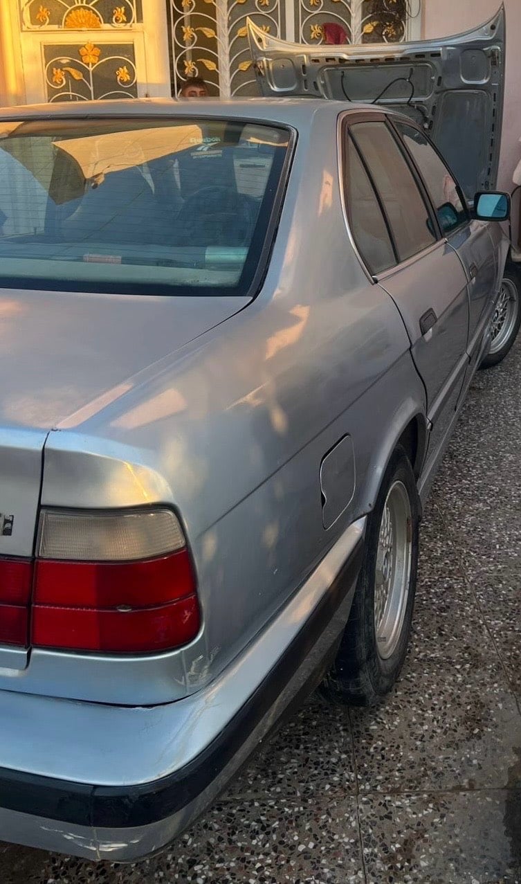 السلام عليكم BMW موديل 93 اصل سنويه بسمي رقم بابل الجديد محرك فانوس بيه بخار قليل كير جديد حداديه جديده بدون ضربه صبغ جماليه فتحه سقف مكان سياره حله مركز *********** السعر 60 $ بيه مجال