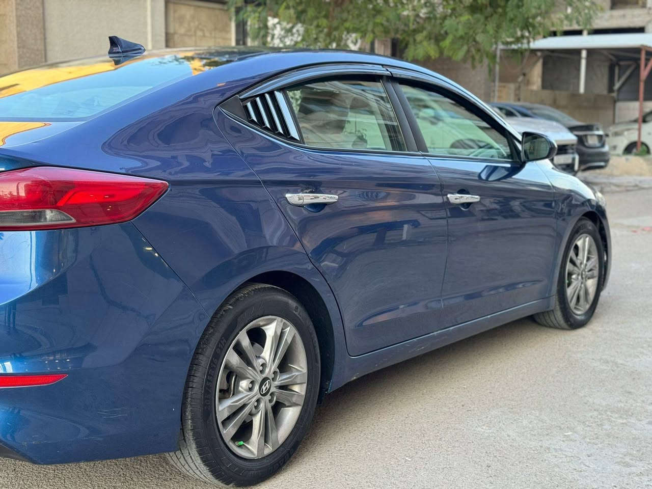 السلام وعليكم النترا موديل ٢٠١٨ وارد امريكي حادثه بنيد فقط والسياره كلش حلوه بلواقع احله من الصور
رقم بغداد باسمي 
السياره بدون لغد وشواصي
مكينه 2000 دوش +حساسات اماميه+خلفيه+تحكم ستيرن + رادر جانبي+شاشه كبيره+كامير خلفيه دواره + ثلاث وضعيات قياده +داخل رصاصي+مدوشمه ارضيه وكشنات وصندوق+ماشيه 72الف حقيقي 
السعر ١٢٦ وبيه مجال 
بغداد الكراده قبل جسر المعلق 
***********
