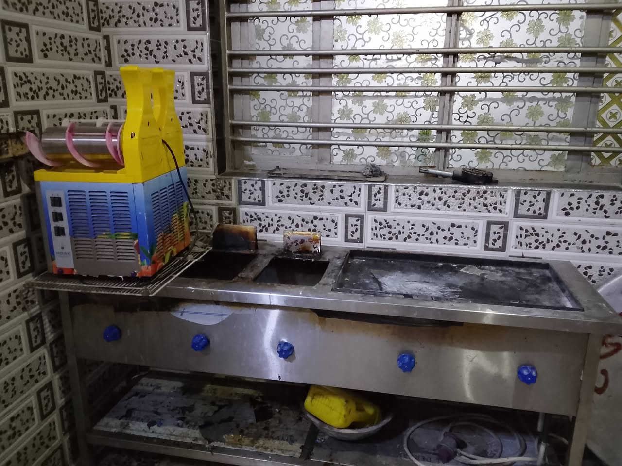 سلام عليكم غراض مطعم للبيع مستعمله ونضيفه واكو بعد عربانه مال عرض فلافل يعني ميز+هاي مكينه مال ازبري استعمال موسم واحد نضيفه مكاني بغداد الشعله ***********اتصال وبيك خير وادلل
