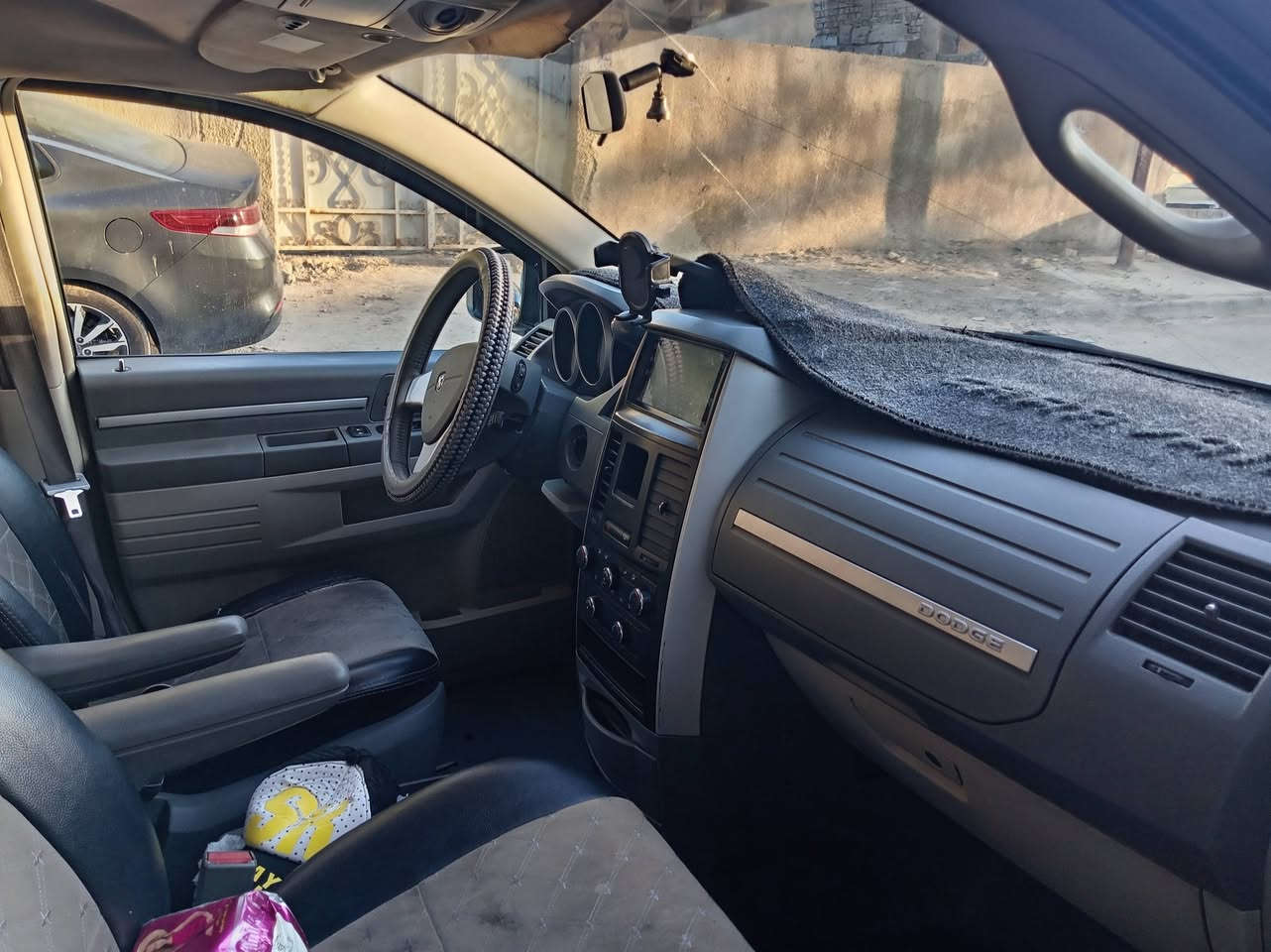 سياره دوج كرفان موديل ٢٠٨ محرك ٣٨٠٠  ٤ قطع تبريد ٧ نفرات السياره كلين فيها طخات خفيفه فيها شاشتين في السقف محركها شبه جديده السعر ١١٠&  +هاتف *********** حي الجهاد
