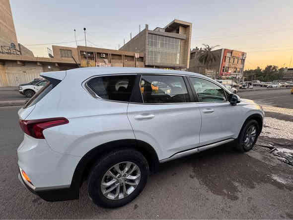 السلام عليكم سنتافيا 2019 وارد امريكي حادث دعامية فقط بدون ارباك بدون صبغ السيارة مكفولة عدا الدعامة امامية وتكحيل بالجاملغ بارد بسيط..
مواصفات 
محرك 2400
شاشة كبيرة 
رادار امامي 
رادار جانبي 
هندبريك دكمة  
خمسة راكب 
كاميرا 
اطفاء ذاتي 
وبعد بيها هواية مواصفات السعر 185 وبيها مجال رقم جديد هزة جديدة تايرات جدد باتري جديد وبسمي السيارة تحويل ثاني يوم مكاني بغداد شارع فلسطين *********** بغداد
