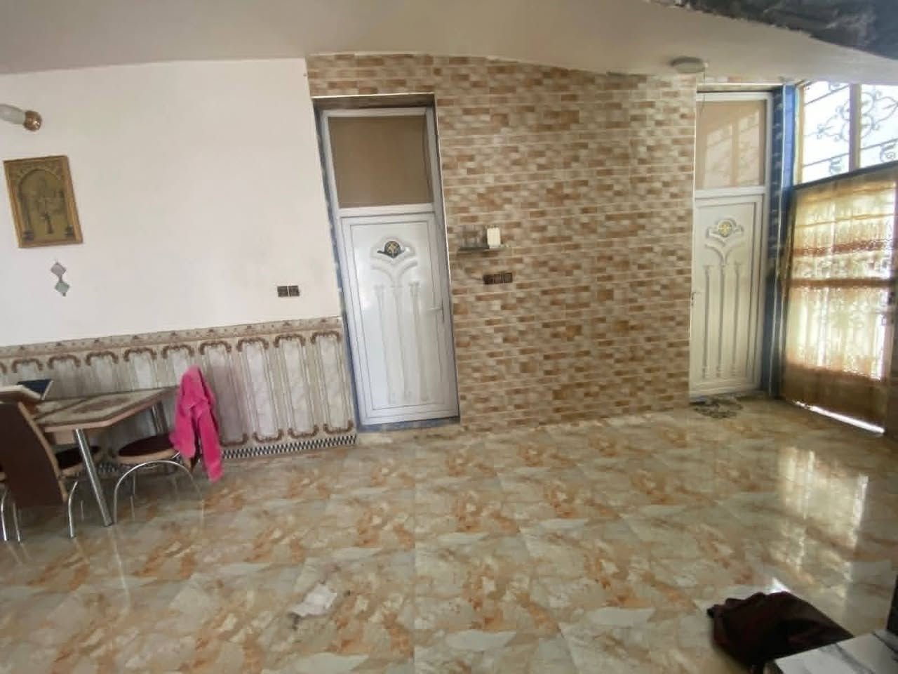 السلام عليكم للبيع دارمساحه الكليه ٤٠٠متر مساحة البناء ٢٠٠متر كافت الخدمات العنوان بابل حله ورديه داخل خلف الامام سيد موسى ع طابوزراعي السعر١٥٠ وبي مجال استفسار اتصال ***********
