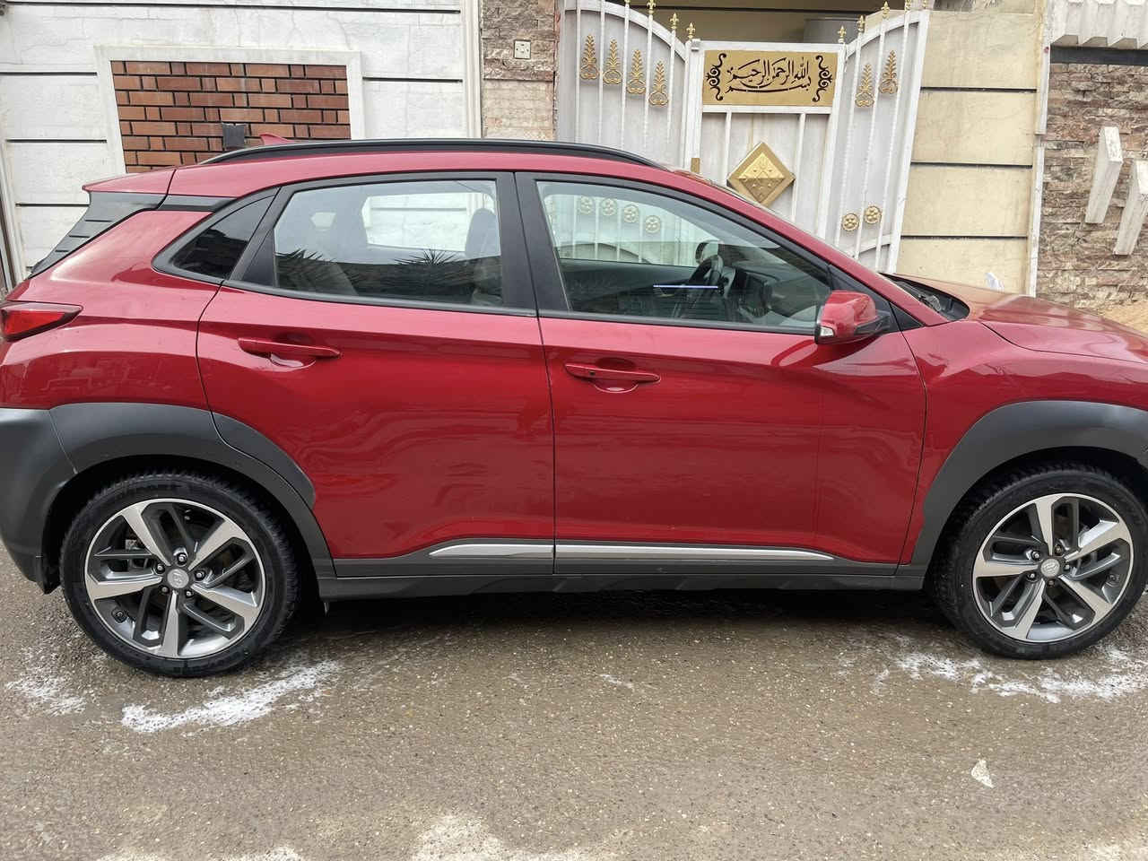 السلام عليكم 
كونا موديل 2020 
محرك 1600تيربو
فول مواصفات للاخير 
ماشيه 24 ميل 
بسمي السياره 
بيهة جاملغ وبنيد وباب خلفي جهة السايق وراشين باب السايق كلير فقط 
السيارة نضيفة كلش 
داخله جلد 
تدفئة كشنات 
داتا شو 
فتحة سقف 
فور ويل 
مكاني بغداد الاعلام
***********
