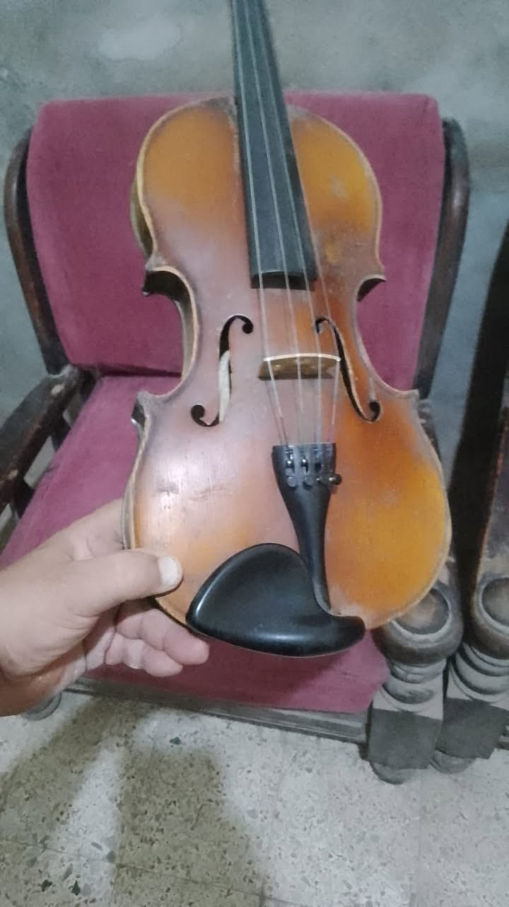 كمان چيكي سلفاكي احترافي اصلي /عمره ثمانين سنه السعر على الخاص ***********
