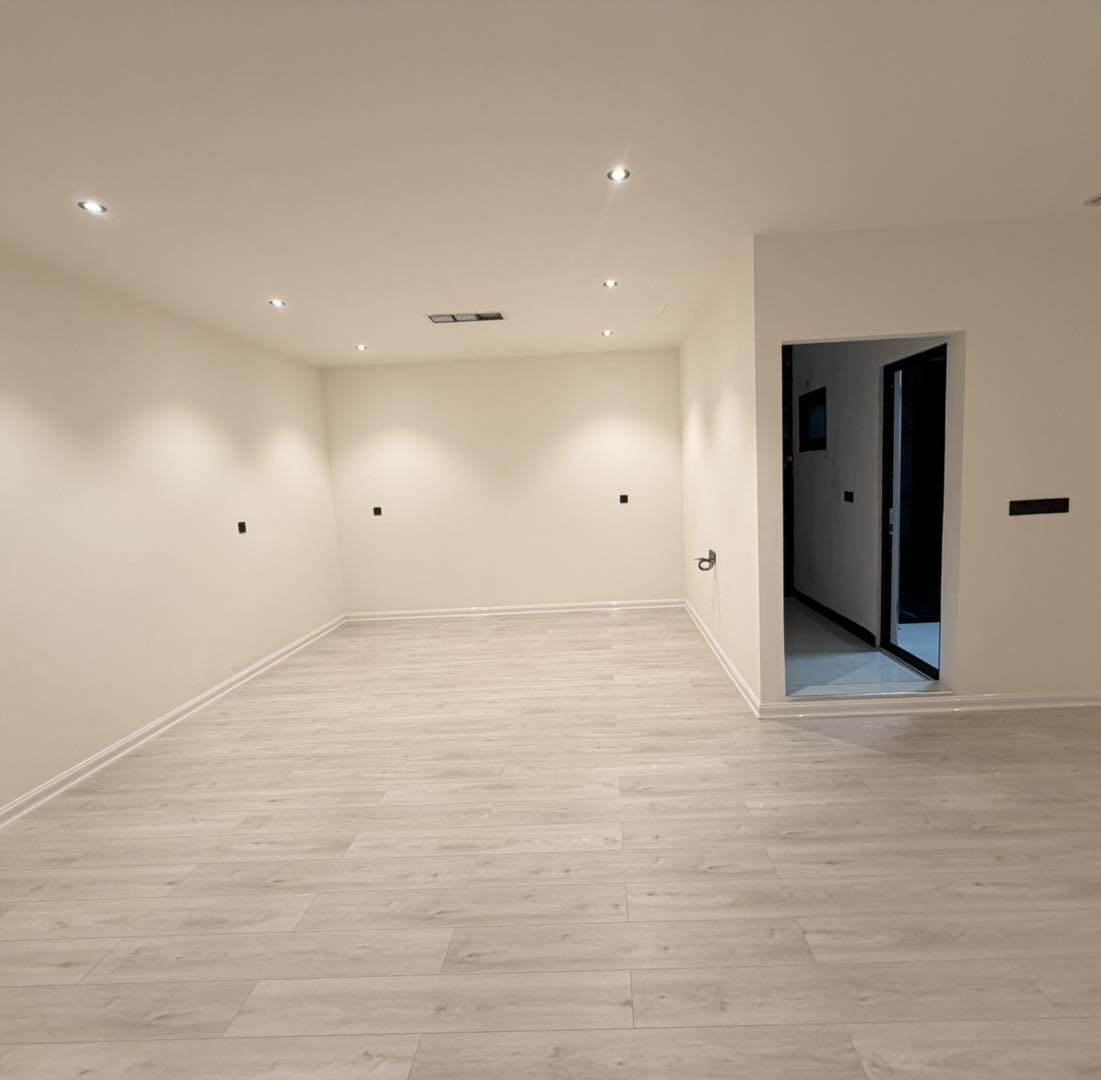 خانووی تازە  بــۆفرۆشـــتن
ناونیشان : سلێمانی -بەکرەجۆ  نزیک دەروازە کۆڕنیش  -  جادەی ١٢ مەتریی - ڕووی سلێمانی - واجیهەی ١٢ مەتر
ڕووبەری(105) مەتر دووجایە
دووقات بۆ دوو ماڵی جیا 
پێک هاتووە لە ( هۆڵ ومەتبەخی کراوە- 2نوستن - مشتەمەلات) - مشتەمەلاتی دەرەوە
 ڕووکاری ئەسترۆپۆڵ - ئەرزی تەختە - سەقفی کناف - سیستمی ڕووناکی لینەر - دەسکی سمارت- ئەلەمنيۆم و شوشەی دەبڵ جام - توالێت و خەڵاتی دفن، سیستمی بوستەر 
دەکتی موبەریدە ی جیا بۆ هەردووقاتەکە )

شوێنێکی زۆر باشە و هەموو خەدەماتێکی هەیە 
نزیکە لە ( ماجدی مۆڵ - دەروازە کۆڕنیش - خەتی پاس- بازاڕو مارکێت -قوتابخانەی سەرەتایی و دواناوەندی - ساحەی نەورۆز - ئیتالیا ئایسکرێم )
نرخی (875) وەرەقە و  مەجالی تێدایایە بۆ موشتەرییە بەڕێزەکان 

‎بۆ بینینی موڵکەکە پەیوەند بکە بە ***********
