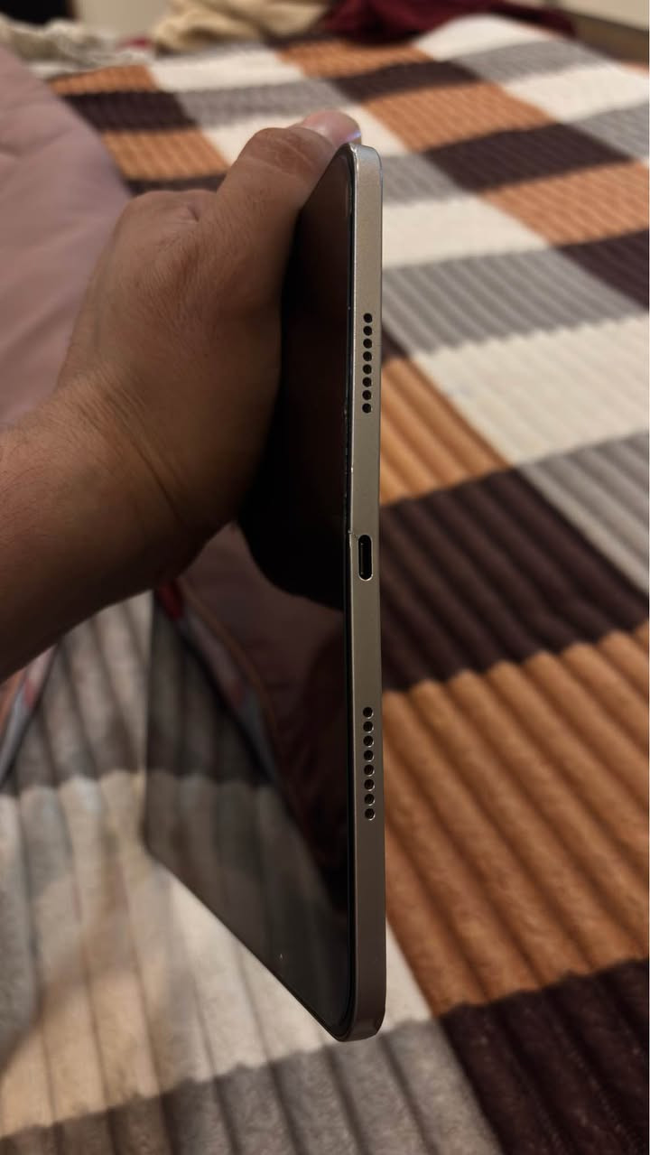 ايباد برو المعالج m2 ذاكرة 128 بطارية 80. 
ايباد مكفول من العطل او الخلل. بي فطر فقط بالشاصي وهاي صدعاات. مكفول من صيانة والخلل. ملحقات كاملة شاحن والكارتونه. 
السعر 500 ومجاله بسيط. مكاني النجف. 
الرقم *********** النجف, العراق
