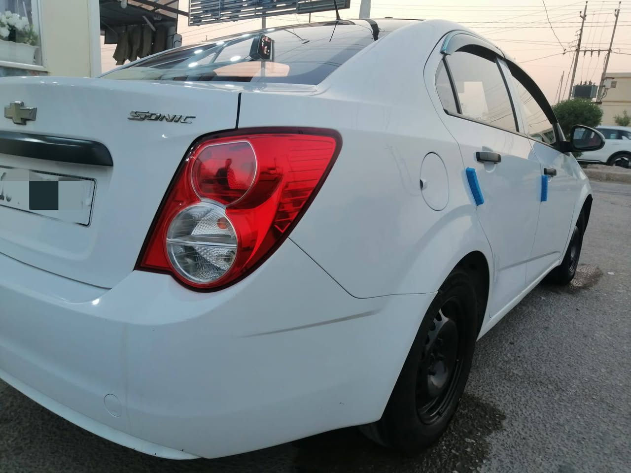 السلام عليكم شوفر للبيع بسمي رقم دولي خليجي اوتوماتيك السياره نضيفه جدا  السعر  65  الشراي يتصل ***********
