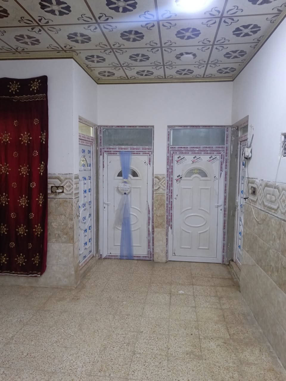 السلام عليكم  بيت مساحه 100متر فول سراميك حلاان غرفتين وهول واستقبال مناور اثنين الموقع مجمع ركن النخله السعر 47وبي مجال رقم الهاتف *********** بي واتساب
