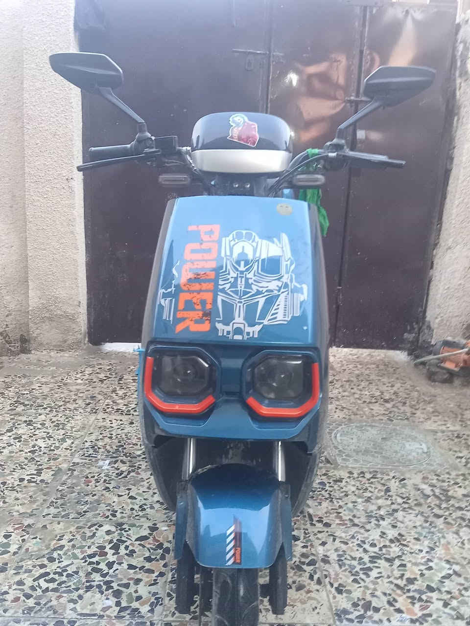 ​البطاريات: 4 بطاريات قوية، شحنها يطول وتبيض الوجه بالمشي.
الكهربائيات: شاشة ديجيتال واضحة، إنارة، ومرايا.. كلشي شغال.
​الوضع العام: الدراجة نظيفة جداً ومشيها ناعم، لا صوت ولا عطلات محرك.


**إذا كنت صاحب هذا الإعلان وتريد حذفه لأي سبب، رجاءا أرسل رسالة إلى الدعم الفني**