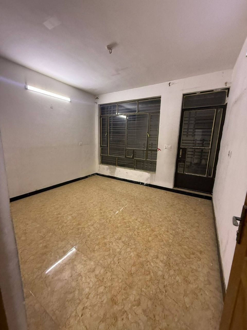 للايجار طابق اول غرفة وصالة ومطبخ وخدمات السيدية مربع الاقتصادين بدل الايجار ٦٠٠ الف للاستفسار 
***********
***********
