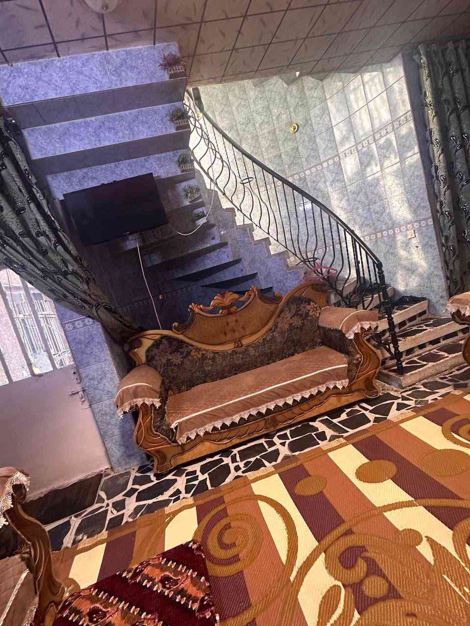 دار للبيع في الحكم المحلي مساحه 330 متر موقع ممتاز خلف مدرسه الهدى مباشره امام جامع الكيلاني ثاني شارع عن الشارع العام يحتوي على صاله كبيره وحولي كبير ومطبخ و صحيات 6 غرف نوم للاستفسار الاتصال على أحد  الارقام      ***********.                    ***********
